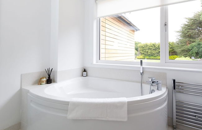 Stunning 5BR Home With Pool - 5 min to Beach - Foto 38