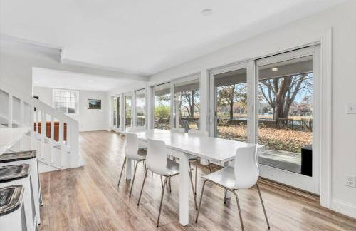 Waterfront Retreat with Private Dock and Fire Pit, Sleeps 8, Outdoor Dining, Spa-Style Primary, Gourmet Kitchen with Dual Dishwashers, Gas Fireplace, River Views, Bright Open Layout, Central AC, Perfect Coastal Escape for Families, 24 Hr Hospitality - Foto 6