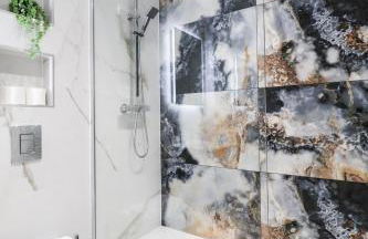 The Abbey Apartment - 1BR Apt with Dedicated Workspace, Fast Wifi & Stylish Kitchen Island & Free Secure Underground Parking - Foto 62