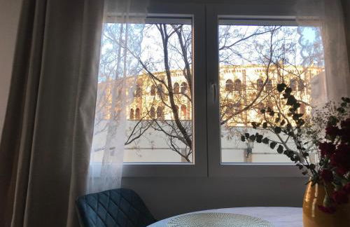 Duerme junto a la Plaza de Toros de Granada. - Foto 21