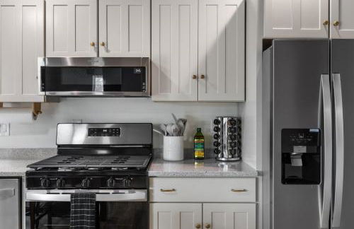 Lakefront Retreat, Mins to Dtown, Firepit, Hot Tub, Pet friendly! - Foto 32