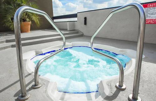 Skyline Escape 1-Bedroom with Balcony and Roof-Top Pool - Foto 21