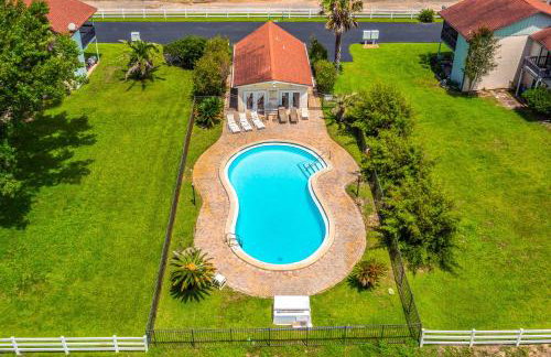 10 Mi to Navarre Beach! Waterfront Rental w/ Pool - Foto 29