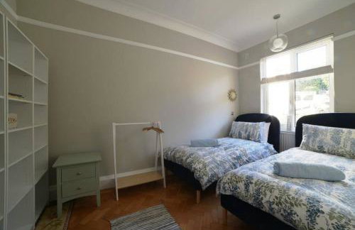 Gorwel is an Art Deco 1930s villa with sea views - Foto 41