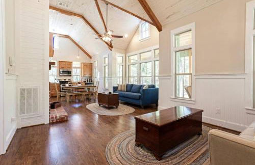 Victorian Cabin Rental with Outdoor Fireplace and Bearpen Creek Views near Dallas, Texas - Foto 4