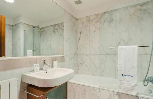 Elegant Riverfront Flat | Pool & Sports by Host Wise - Foto 35