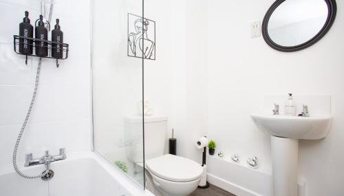 Contemporary 2BR Retreat - Fast WiFi, Smart TV & Steps from Station! - Foto 4, Shower