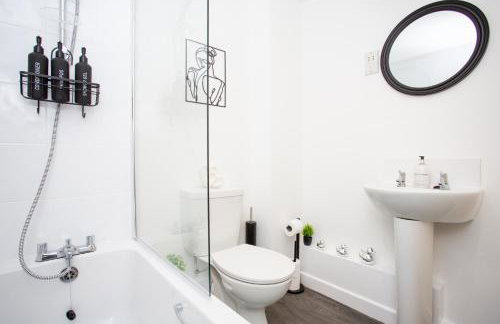 Contemporary 2BR Retreat - Fast WiFi, Smart TV & Steps from Station! - Foto 4