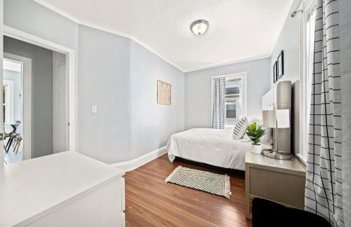 Cozy Up in 5BR Apt Near Charming Oak Square - Foto 4