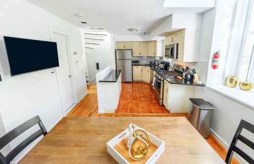 Modern 3BR Townhouse with Private Rooftop & Parking Minutes to NYC - Foto 48