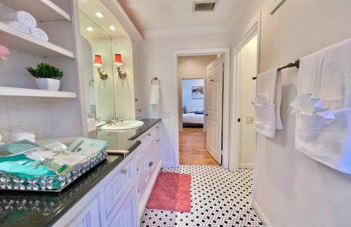 New Charming Spacious Disneyland Pool Home - Photo 44