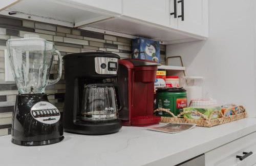 Entire Private Home with 3 Bedrooms 2 Bathrooms, Hot Tub, Garage, King Bed, Available Now - Foto 49