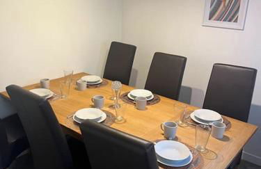 Substantial 5 Bed Townhouse - Foto 12