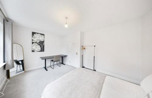 Cozy 2 Bedroom House with Driveway Parking & Garden - Foto 7