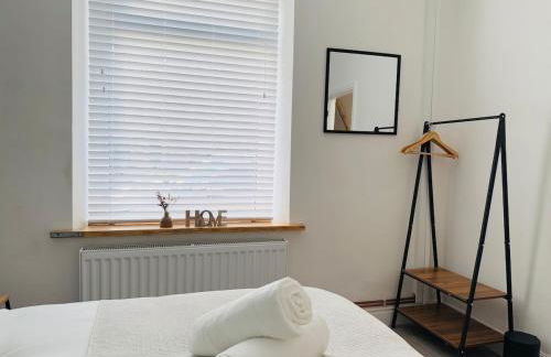 Comfy 4 Bed Home - Port Talbot - Perfect for Contractors & Families - Foto 14