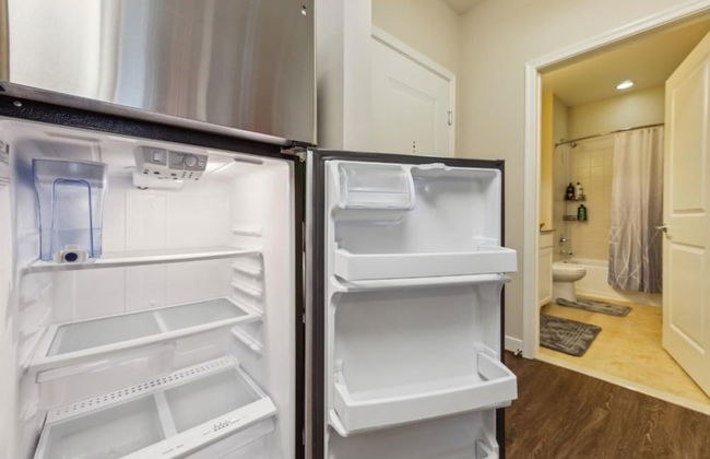 Stylish 1 BR Apartment w Movie Theater - Photo 17