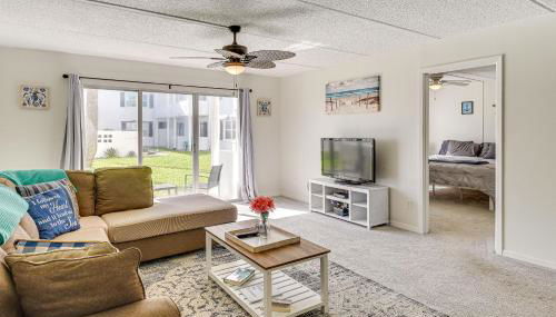 Coastal Condo Escape with Patio Steps to Beach - Foto 4