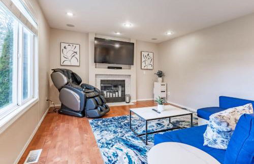 Spacious & Serene 6-Br Family Retreat in Kirkland - Photo 22