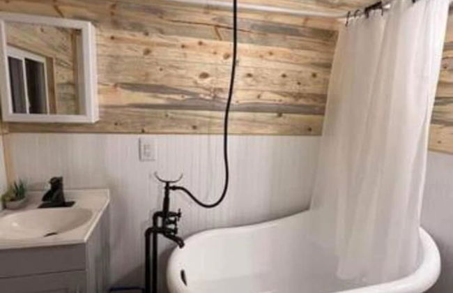 Enchanting Getaway: Farmhouse and Tiny House Duo - Foto 30