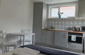 Lovely Cosy Studio with Garden and Parking - Photo 6