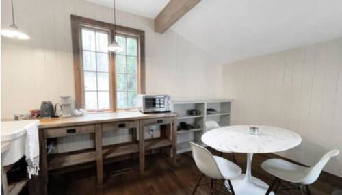 Cottage Retreat - Historic Cottage Home w Home Gym - Photo 4