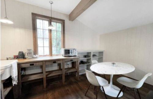 Cottage Retreat - Historic Cottage Home w Home Gym - Photo 4