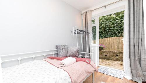 Rivermead - Gorgeous 3 Bed Maisonette with Patio - Foto 4