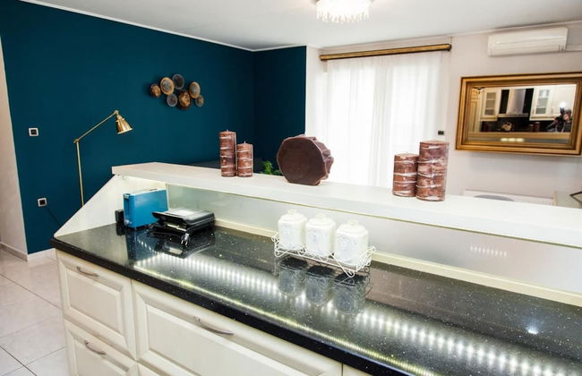 Elegant & Spacious Apt. with Sea View - Photo 19