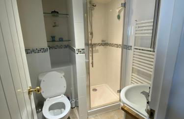 Reduced rates for this month! Beautiful cottage, 3 stories high with upstairs courtyard and set in an amazing location! The fantastic newly developed Town Mill with restaurants and craft shops on your doorstep Also only 2 minutes to the sea! , Sleeps 4 - Photo 16