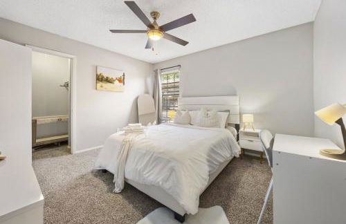 Emerald Loft - Pool, Gym & Free Parking! - Photo 2