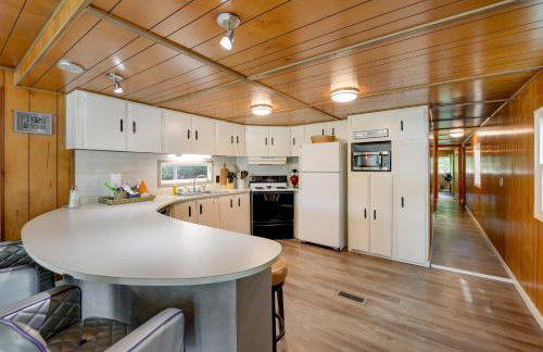 Waterfront Royal Home with Dock and Patio! - Foto 7