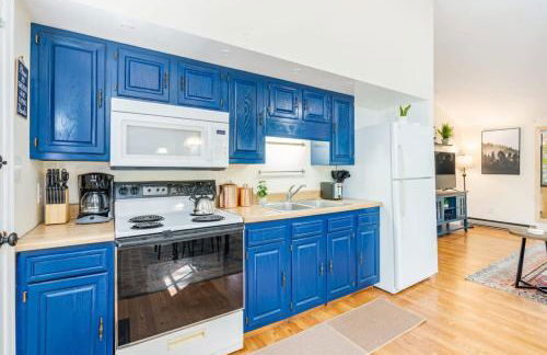 Spacious w Hot Tub, Fire Pit, Deck, Grill and WiFi - Foto 12