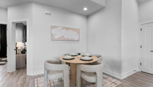 Luxurious Hidden Gem - Downtown Access - Balcony - Foto 4