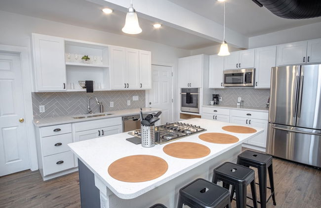 Huge Remodeled 5BR 4BA House Sleeps 20 Downtown - Photo 24