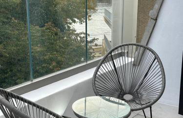 Contemporary 3-Bed Penthouse with River Views - Foto 9