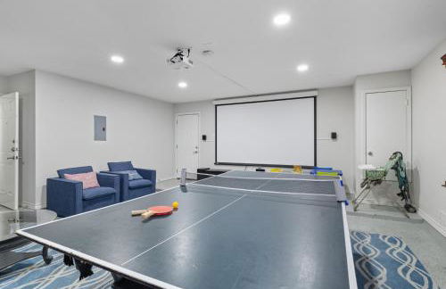 Luxe Family Escape with Games Hot Tub and Yard - Foto 40