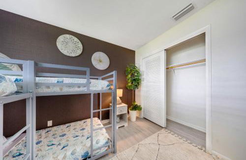 Tropical Villa Retreat with Private Pool & Peaceful Backyard - Stylish Escape in a Tranquil Residential Area - Foto 43