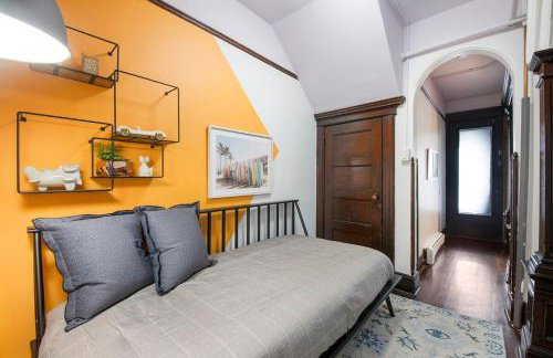 The Vic 3-BR Quick NYC Access & Parking - Foto 12