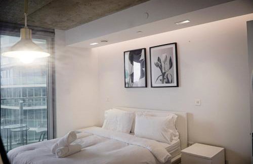 High Floor Modern 1BR Stunning Views Balcony Portable AC Free Parking - Photo 10