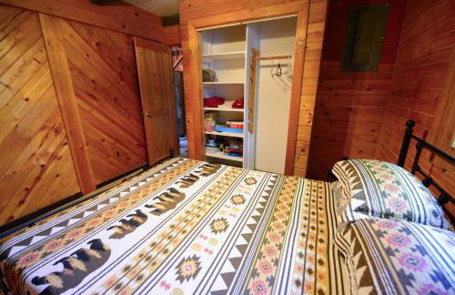 Cozy Cabin with Hottub at Cloverdale Cabins - Foto 27