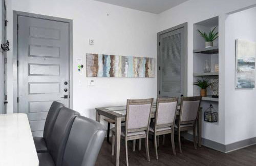 Luxury Apartment with Pool, Restaurants, Shopping) - Photo 9