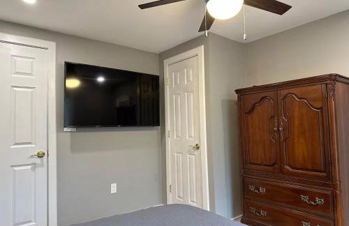 Stylish 3 BR Entire Home NearTown & Beach with Pool Table & King Bed - Foto 29
