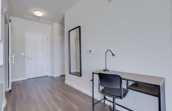 Spacious 2BR Apt with Den W Balcony - Foto 22