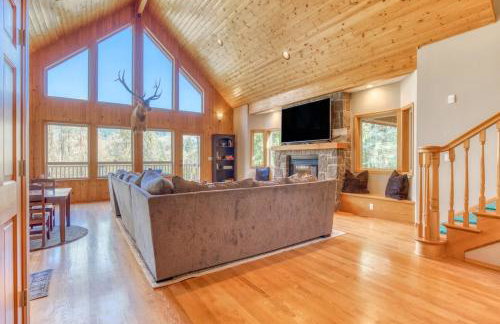 Iron Mountain - Spacious Secluded Lodge with Hot Tub & Game Room - Photo 15