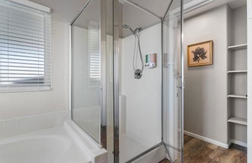 Cozy 5BR with Games and Pool for All - Foto 48