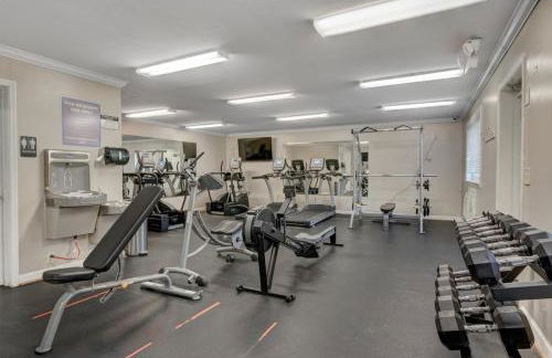 Duke - Pet Friendly 1BR with Gym & Pool - Foto 19
