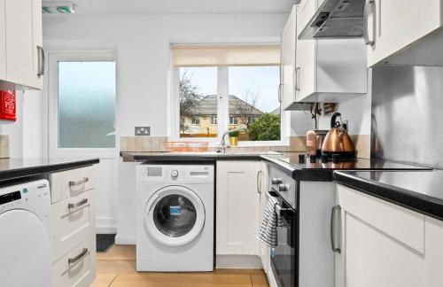 Spacious 5 Bedroom & 5 Bathrooms House - Garden - Parking - Netflix 376MW - Foto 12