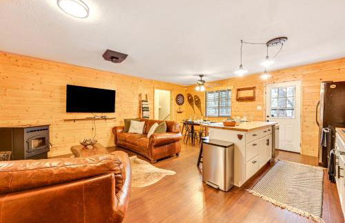 Forest Views and Fire Pit Cozy Pine Cabin - Foto 5