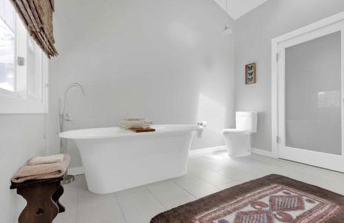 Stylish 3BR Retreat Close to Coast & Wineries - Foto 32