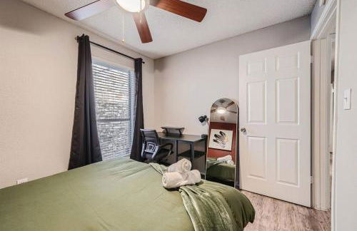 Chic 2B Getaway - 10min to DTWN - W/D, Pool, Prkg - Foto 15